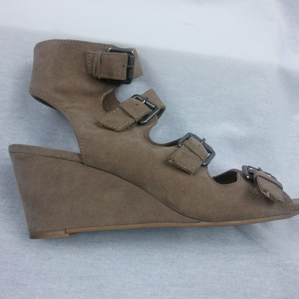 *SOLD* DV By Dolce Vita | Tan Wedges - Size 8 - Picture 8 of 8